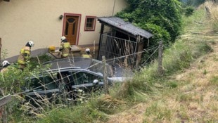 Der Pkw hatte sich gelöst und war über den Hang gerollt.