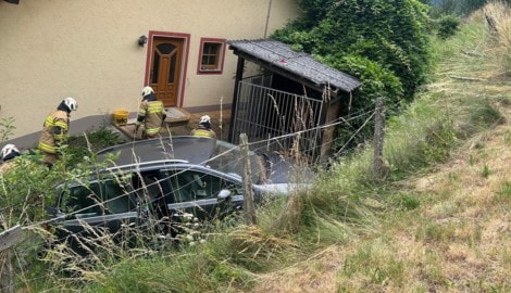 Der Pkw hatte sich gelöst und war über den Hang gerollt.