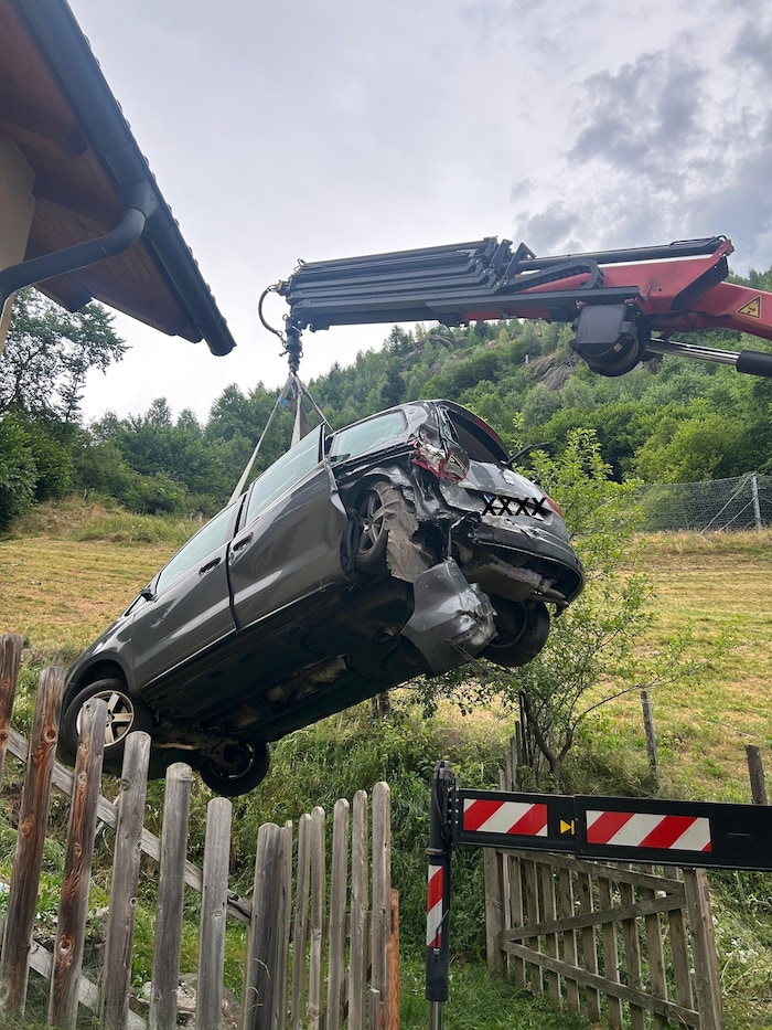 Das Auto wurde von der Feuerwehr geborgen.