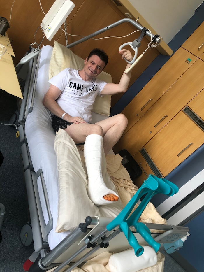 Doppelter Knöchelbruch bei Markus Hinker – er trug es, trotz starker Schmerzen, mit Humor.