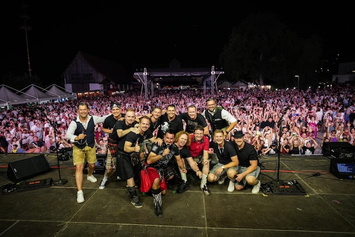 Rund 5000 Fans feierten „Die Lauser“ nach ihrem Auftritt beim Südsteirerfest in Leibnitz.