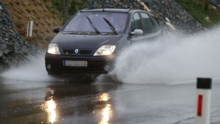 Die starken Regenfälle am Montag erhöhten die Aquaplaning-Gefahr auf Kärntens Straßen.