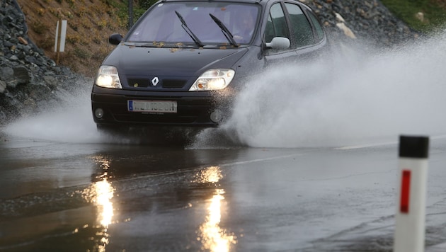 Die starken Regenfälle am Montag erhöhten die Aquaplaning-Gefahr auf Kärntens Straßen.