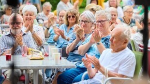 In den Gärten der Wohnhäuser wird geschunkelt und gelacht