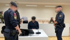 Mit gesenktem Kopf sitzt der junge Österreicher im Wiener Landl.