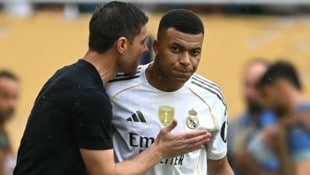 Kylian Mbappé (re.) ist derzeit nicht gut auf seinen Trainer Xabi Alonso zu sprechen.