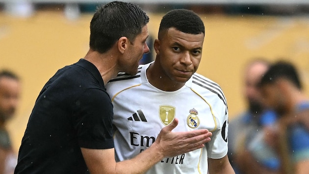 Kylian Mbappé (re.) ist derzeit nicht gut auf seinen Trainer Xabi Alonso zu sprechen.