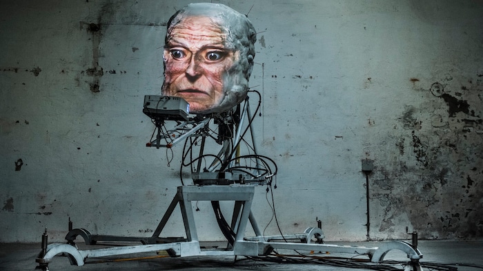 Ein Roboter liest der Menschheit die Leviten – Installation „Requiem for an Exit“ von Frode ...