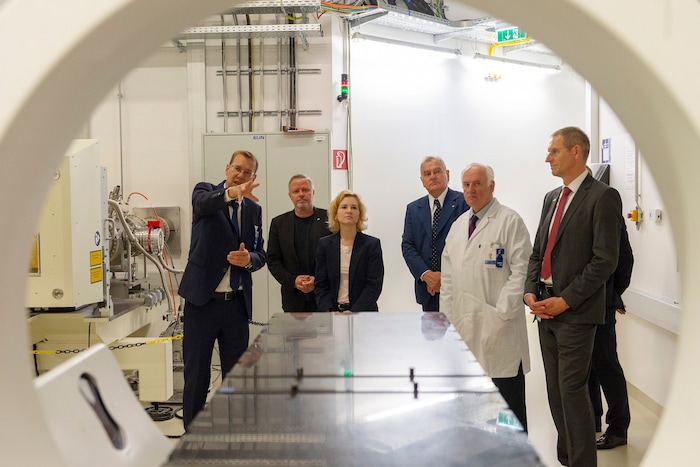 Ministerin Holzleitern mit Fachleuten und Stadtpolitiker beim Rundgang durch MedAustron in ...