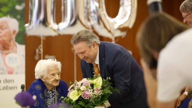 Bürgermeister Michael Ludwig (SPÖ) gratuliert mit Blumen der besonderen Jubilarin.