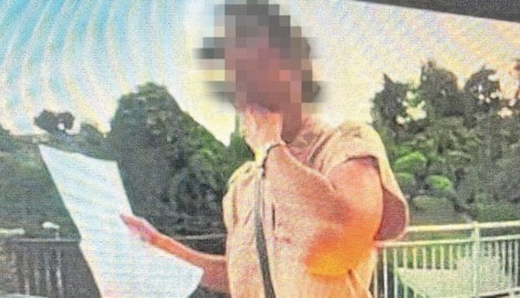 Eine Überwachungskamera filmte mit, als die Frau mit Gewaltgeste drohte
