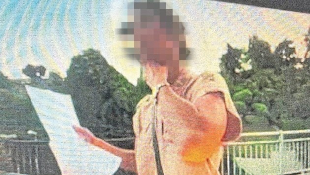 Eine Überwachungskamera filmte mit, als die Frau mit Gewaltgeste drohte
