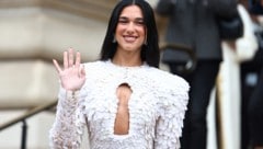 Mehr Wow geht nicht: Dua Lipa begeisterte mit ihrem Designerlook in Paris.