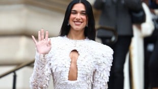 Mehr Wow geht nicht: Dua Lipa begeisterte mit ihrem Designerlook in Paris.