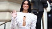 Mehr Wow geht nicht: Dua Lipa begeisterte mit ihrem Designerlook in Paris.
