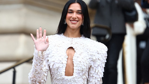 Mehr Wow geht nicht: Dua Lipa begeisterte mit ihrem Designerlook in Paris.