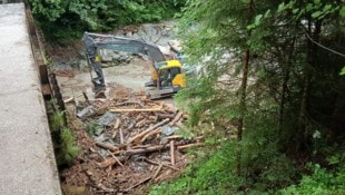 Bagger im Dauereinsatz: Ganze Baumstämme verlegen den Bach