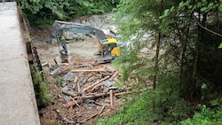 Bagger im Dauereinsatz: Ganze Baumstämme verlegen den Bach
