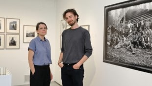 Die Kuratorin der Ausstellung „Von oben im Tal“ Margit Neuhold mit dem Künstler Simon Baptist im ...