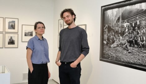 Die Kuratorin der Ausstellung „Von oben im Tal“ Margit Neuhold mit dem Künstler Simon Baptist im ...
