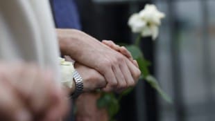 Was tun, wenn man einen lieben Menschen verliert? Jedenfalls müsse man der Trauer ihre Zeit und ...