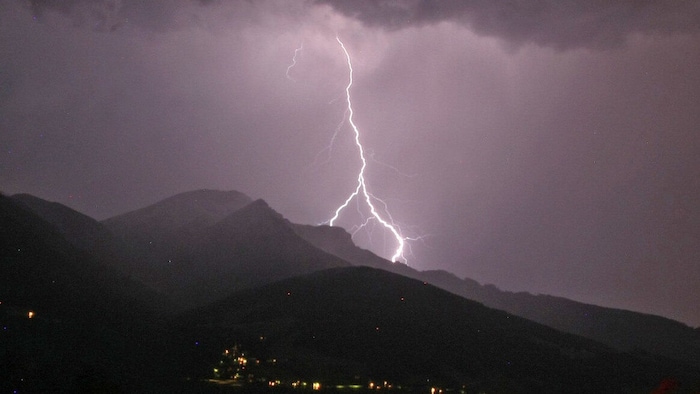 Schwergewitter, wie hier in Tirol, stehen bis Ende Juli wenige an. Dafür regnet es verbreitet ...