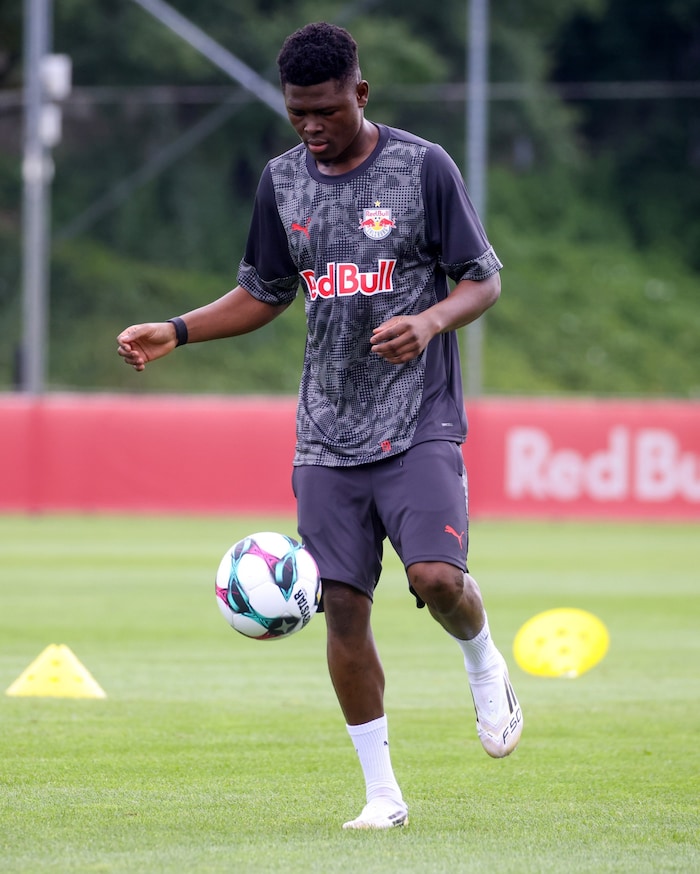 Karim Konate hatte den Ball wieder am Fuß.