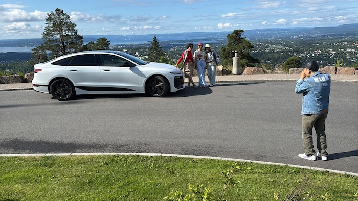 Sogar im Elektroland Norwegen sorgt der Audi A6 e-tron für Aufsehen – zumindest bei japanischen ...