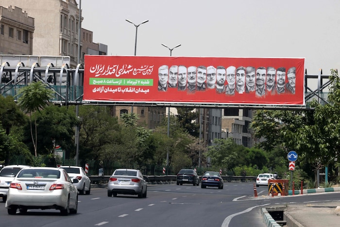 Mit diesem Banner erinnert die Führung im Iran Autolenker in Teheran an jene hochrangigen ...