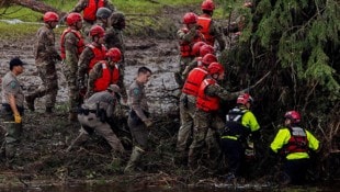Nach wie vor suchen die Einsatzkräfte in Texas nach Dutzenden vermissten Personen.