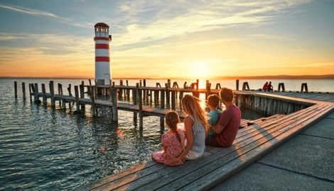 Der Leuchtturm von Podersdorf, Wahrzeichen am Neusiedler See, bei Sonnenuntergang.