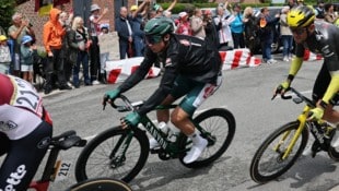 Sprint-König Jasper Philipsen (Mitte) musste nach einem heftigen Sturz die Tour de France für ...