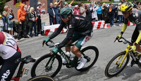 Sprint-König Jasper Philipsen (Mitte) musste nach einem heftigen Sturz die Tour de France für ...