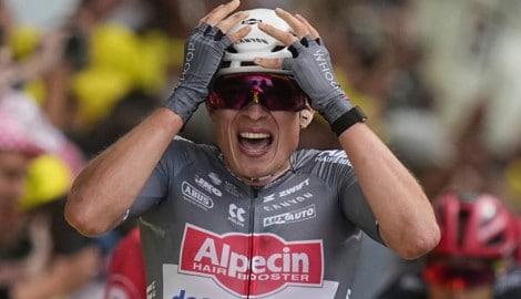 Sprint-König Jasper Philipsen (Mitte) muss nach einem heftigen Sturz die Tour de France für ...