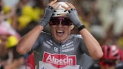 Sprint-König Jasper Philipsen (Mitte) muss nach einem heftigen Sturz die Tour de France für ...