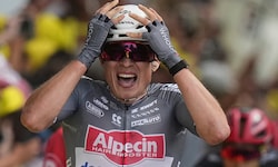 Sprint-König Jasper Philipsen (Mitte) muss nach einem heftigen Sturz die Tour de France für ...