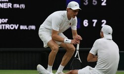 Jannik Sinner spricht mit Grigor Dimitrow, der aber nicht mehr weiterspielen kann.