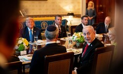 Trump (l.) beim Treffen mit Netanyahu (r.v.)