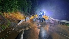 Die B164 wurde von einer Mure überschüttet.