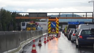 Massiver Stau auf der A9 durch einen quer stehenden Lkw
