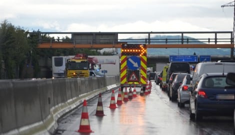 Massiver Stau auf der A9 durch einen quer stehenden Lkw