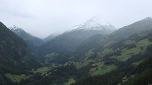 Heiligenblut mit dem Glockner im Hintergrund. Die Schneefallgrenze sank auf etwa 2000 Meter ab.