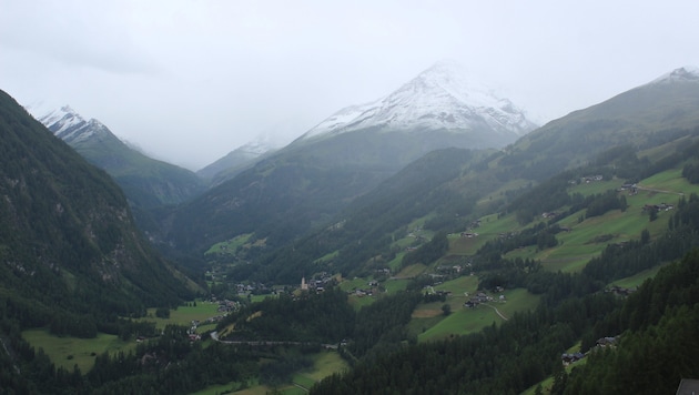 Heiligenblut mit dem Glockner im Hintergrund. Die Schneefallgrenze sank auf etwa 2000 Meter ab.