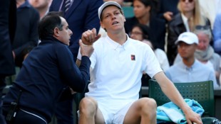 Jannik Sinner musste im Achtelfinale gegen Grigor Dimitrow behandelt werden.