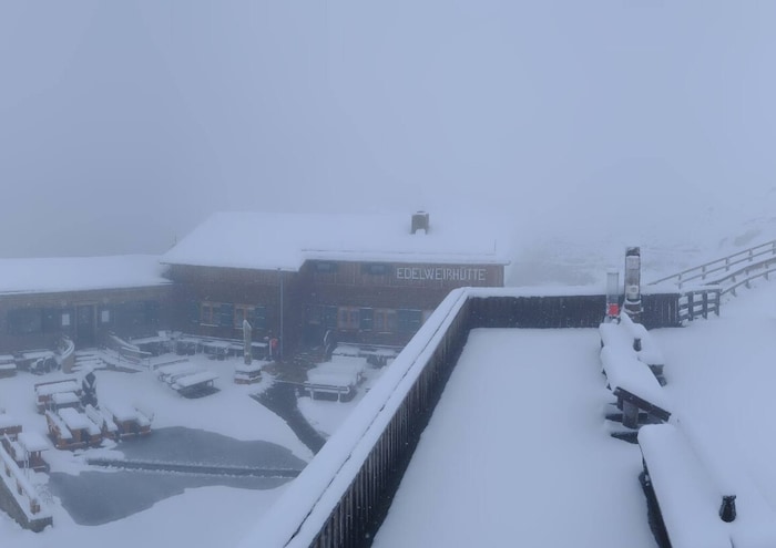 Schnee auf der Eldelweißerhütte auf der Großglockner Hochalpenstraße
