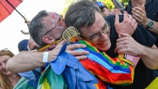 Der Budapester Bürgermeister Gergely Karacsony wird auf der Pride von einem Teilnehmer umarmt – ...
