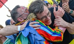 Der Budapester Bürgermeister Gergely Karacsony wird auf der Pride von einem Teilnehmer umarmt – ...