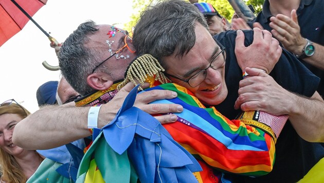 Der Budapester Bürgermeister Gergely Karacsony wird auf der Pride von einem Teilnehmer umarmt – ...