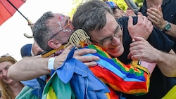 Der Budapester Bürgermeister Gergely Karacsony wird auf der Pride von einem Teilnehmer umarmt – ...