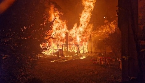 Das Gebäude stand beim Eintreffen der Feuerwehr bereits in Vollbrand.